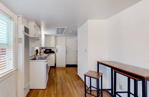 Downtown Klamath Falls House | Tranquil & sun-filled getaway with patio & full kitchen - near parks & golf
