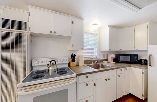 Downtown Klamath Falls House | Tranquil & sun-filled getaway with patio & full kitchen - near parks & golf