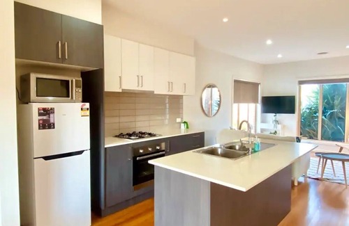 Tullamarine House | Tranquil Tullamarine 2B House, Free parking, 4mins to Airport + pet friendly!