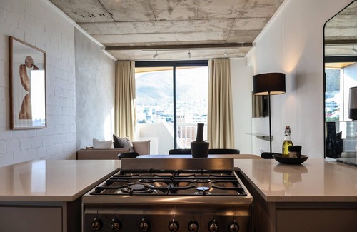 Three Anchor Bay Apartment | Tranquil Two Bedroom Apartments