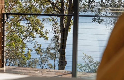 Wangi Wangi House | Tranquil Waterfront Retreat