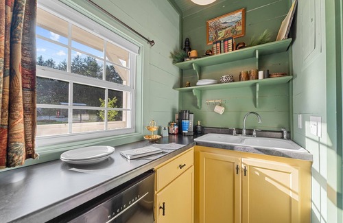 Blue Eye Cabin | Tranquil Woodland Cottage | Romantic Stay for Two