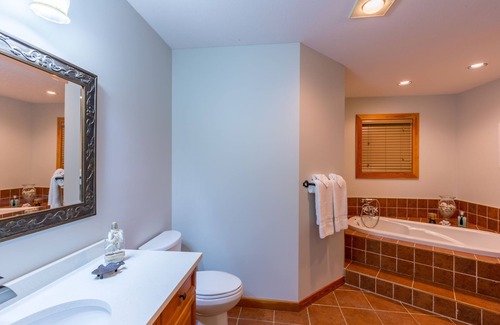 Tuwanek House | Tranquility Bay Waterfront Inn