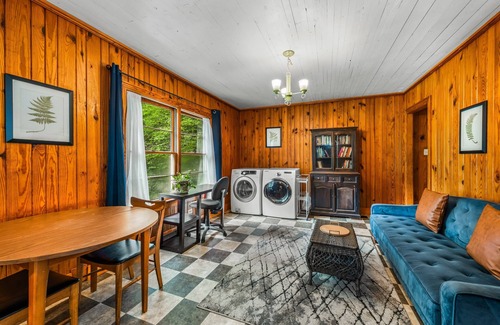 Fort Payne Cottage | Tranquility Hideaway Cottage | Downtown Fort Payne | 2+ Wooded Acres | Wi-Fi