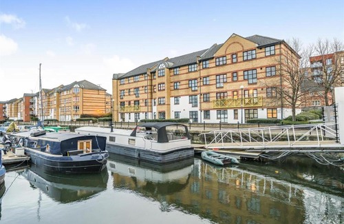 Surrey Docks House | Transom Close