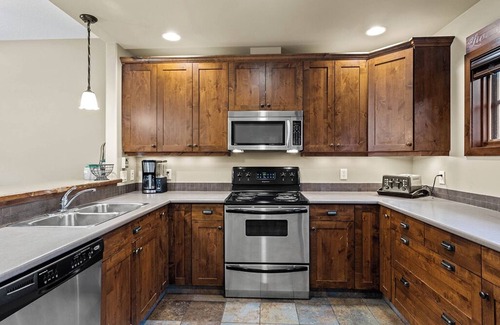 Sun Peaks House | Trapper's Landing 12: Pet Friendly, 2BDRM & Sleeping Den w/Private Hot Tub