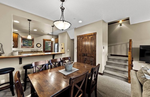 Sun Peaks House | Trapper's Landing 12: Pet Friendly, 2BDRM & Sleeping Den w/Private Hot Tub