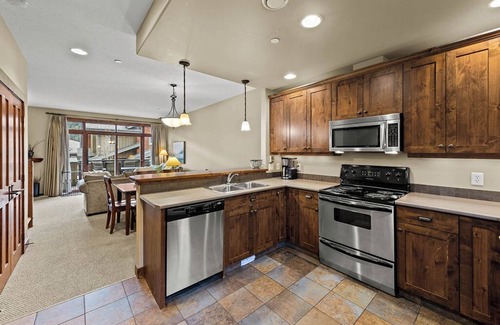 Sun Peaks House | Trapper's Landing 12: Pet Friendly, 2BDRM & Sleeping Den w/Private Hot Tub
