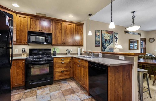 Sun Peaks House | Trapper's Landing 38: Charming 2BDRM Townhome w/Private Hot Tub