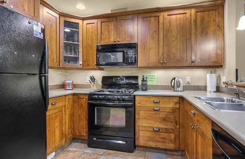 Sun Peaks House | Trapper's Landing 38: Charming 2BDRM Townhome w/Private Hot Tub