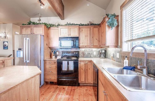 The Forest House | Trapper's Lodge–4 Bd w/Great View, Private Hot Tub