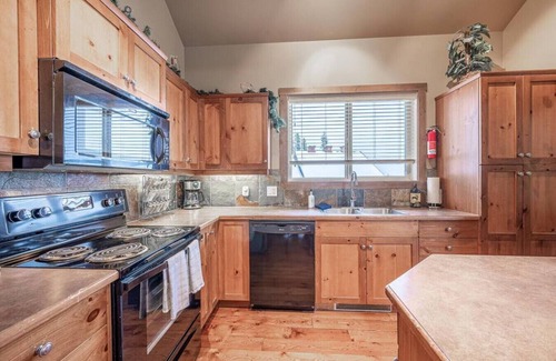 The Forest House | Trapper's Lodge–4 Bd w/Great View, Private Hot Tub