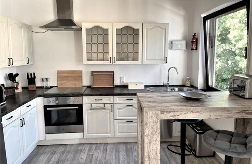 Bullay Apartment | Traumaussicht Kamin Balkon Burgblick 65 Zoll TV Netflix Waipu Lindenplatz