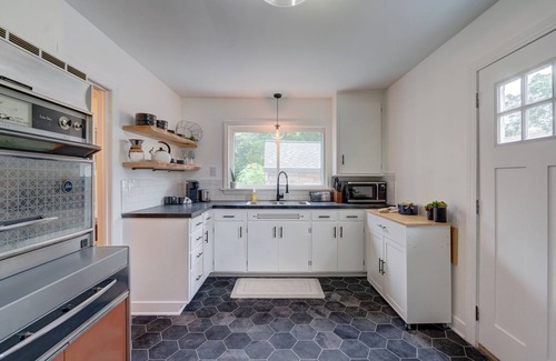 Bay Creek House | Travel Nurse’s Modern Bungalow! Cozy 3 Bedroom Home