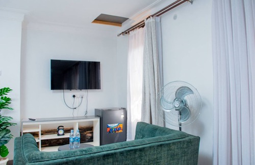Kampala Apartment | Travel Sanctuary Residence L- ideal Couple Luxury Suite with Kitchenet.