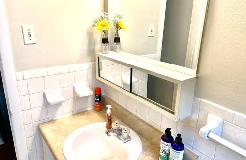 University District Apartment | Travel workers-2br1ba -3 beds-welcome Oval & xAI