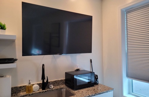 Tazewell Apartment | Traveler On Main #9- The Studio- Across the Street from Back of the Dragon!
