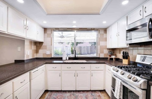 North Central Thousand Oaks House | Traveler's Delight: Grand Expedition Home (SAT)