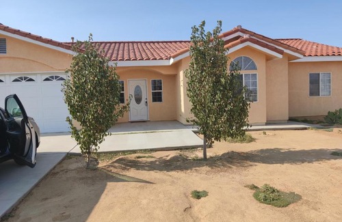 California City House | Travelers Cheerful 4Bedroom Vacation House/Pool