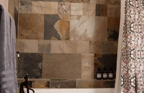 Palestine House | Traveler’s Oasis- Luxury Historic Loft w/Terrace