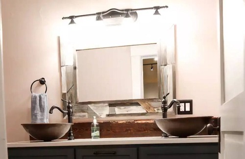 Palestine House | Traveler’s Oasis- Luxury Historic Loft w/Terrace