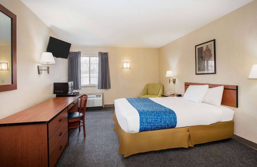 Cimarron Hills Hotel | Travelodge by Wyndham Colorado Springs Airport/Peterson SFB