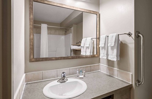 Fort McMurray Hotel | Travelodge by Wyndham Fort McMurray