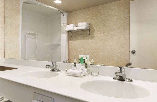 Spruce Grove Hotel | Travelodge by Wyndham Spruce Grove