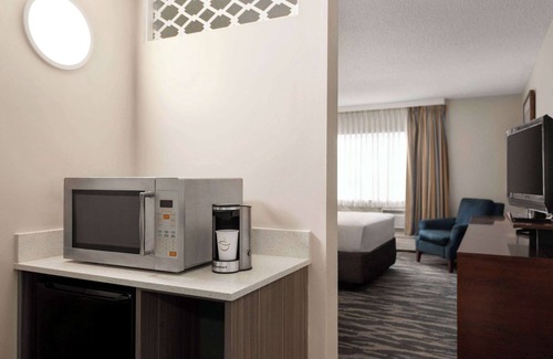 Kingsland Hotel | Travelodge by Wyndham Calgary South