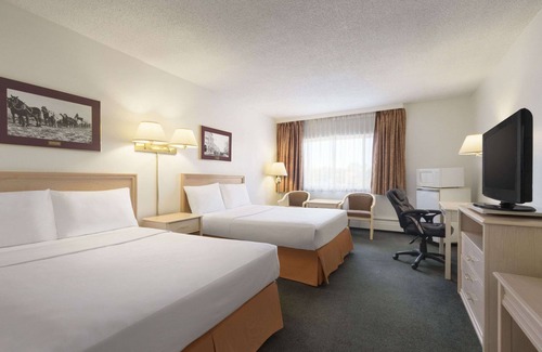 Kingsland Hotel | Travelodge by Wyndham Calgary South
