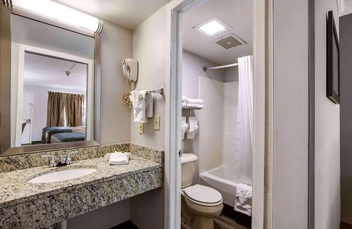 Canton Hotel | Travelodge by Wyndham Canton/Livonia Area, MI