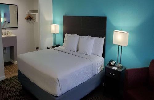 Livonia Hotel | Travelodge by Wyndham Livonia Canton Novi Detroit Area