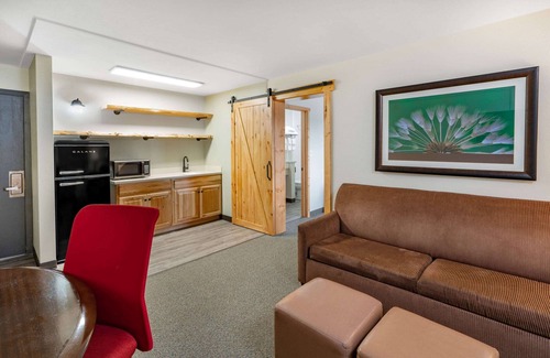 Lovell Hotel | Travelodge by Wyndham Lovell/Bighorns
