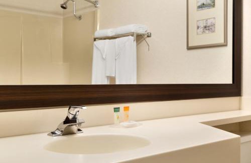 North Bay Hotel | Travelodge by Wyndham North Bay Lakeshore