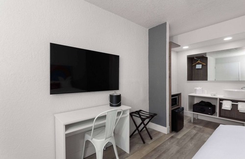 Kissimmee Hotel | Travelodge by Wyndham Orlando Lake Buena Vista South