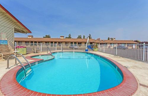 Halsey Hotel | Travelodge by Wyndham Pioneer Villa