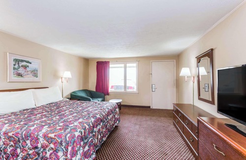 Martinsville Hotel | Travelodge by Wyndham Ridgeway Martinsville Area