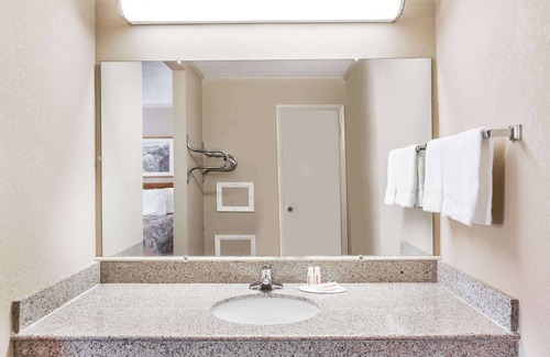 Martinsville Hotel | Travelodge by Wyndham Ridgeway Martinsville Area