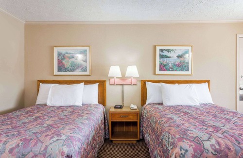 Martinsville Hotel | Travelodge by Wyndham Ridgeway Martinsville Area