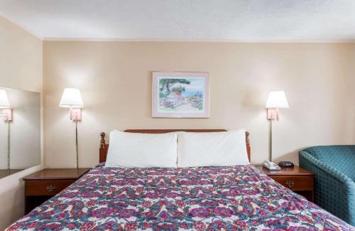 Martinsville Hotel | Travelodge by Wyndham Ridgeway Martinsville Area