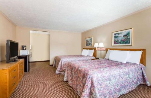 Martinsville Hotel | Travelodge by Wyndham Ridgeway Martinsville Area