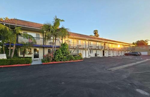 Northwest Anaheim Hotel | Travelodge Inn & Suites by Wyndham Fullerton