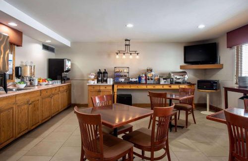 Regina Hotel | Travelodge Suites by Wyndham Regina - Eastgate Bay