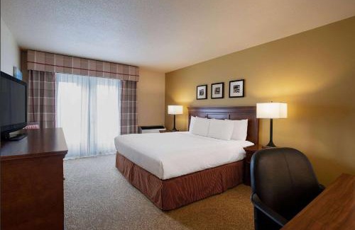 Regina Hotel | Travelodge Suites by Wyndham Regina - Eastgate Bay