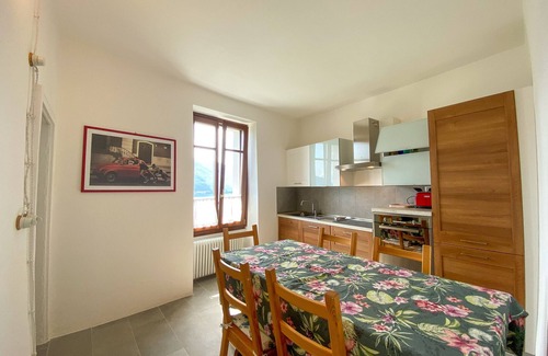 Calozzo House | Tre Terre Country Holiday Home with Lake View