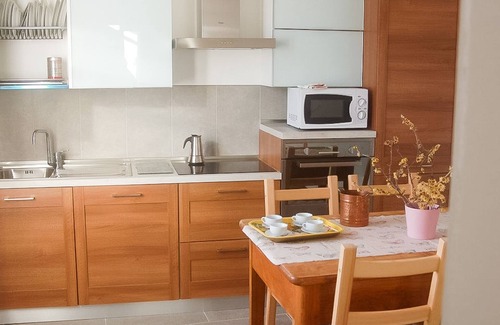 Calozzo House | Tre Terre Country Holiday Home with Lake View