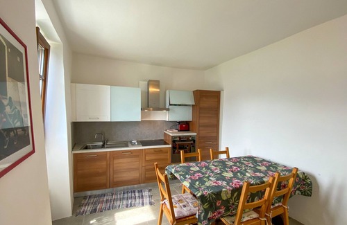 Calozzo House | Tre Terre Country Holiday Home with Lake View