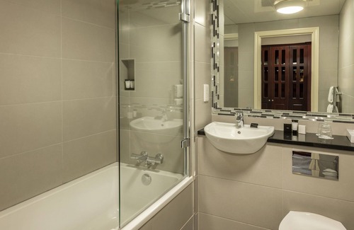 Shannon Hotel | Treacys Oakwood Hotel