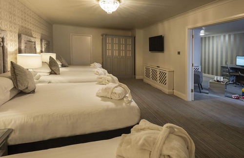 Shannon Hotel | Treacys Oakwood Hotel