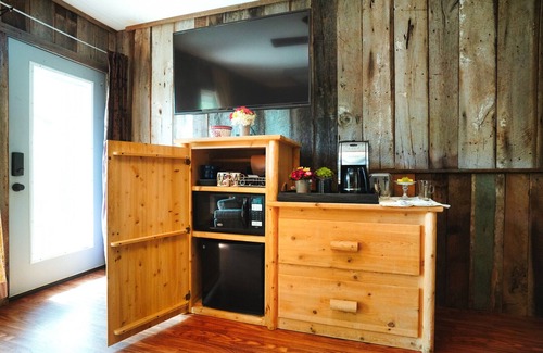 Springfield Apartment | Tree Fort Balcony Suite